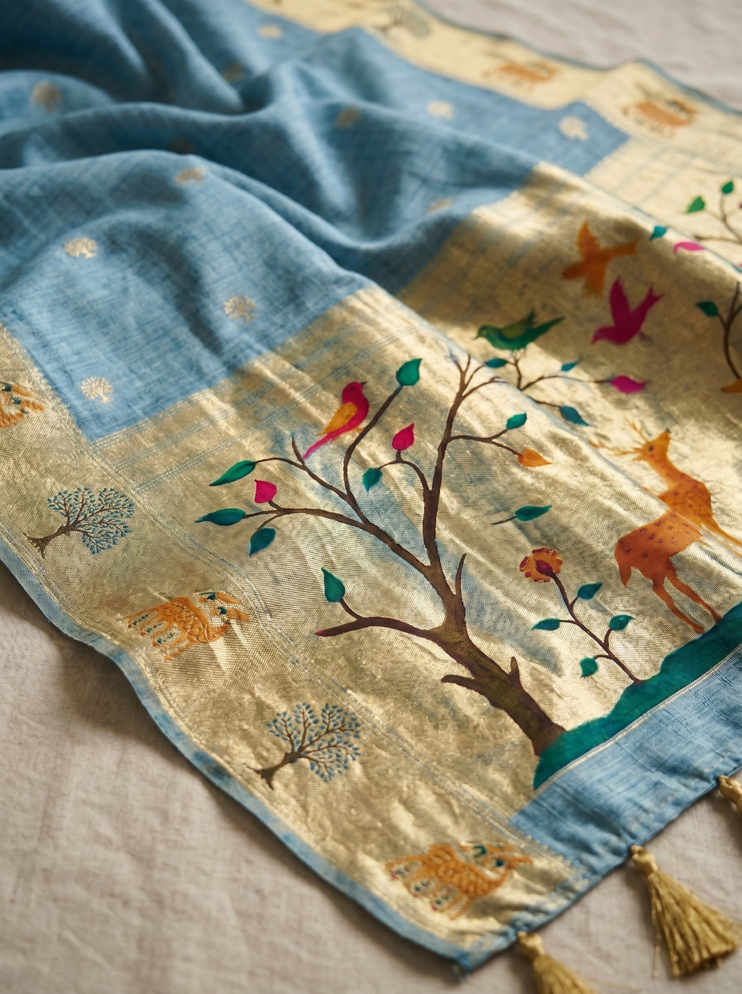 SKY BLUE SOFT COTTON SILK JACQUARD SAREE WITH ZARI BORDER | NATURE-INSPIRED DEER & BIRD MOTIFS DESIGNER SAREE WITH UNSTITCHED BLOUSE PIECE