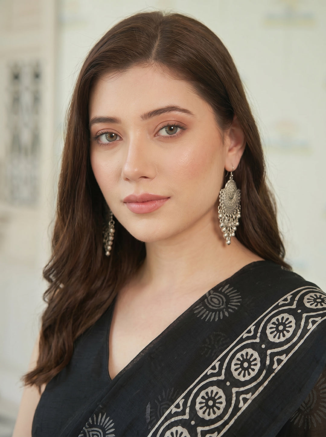 PREMIUM SOFT CREPE GEORGETTE SAREE WITH TRADITIONAL WHITE PRINT & DESIGNER BORDER - BLACK
